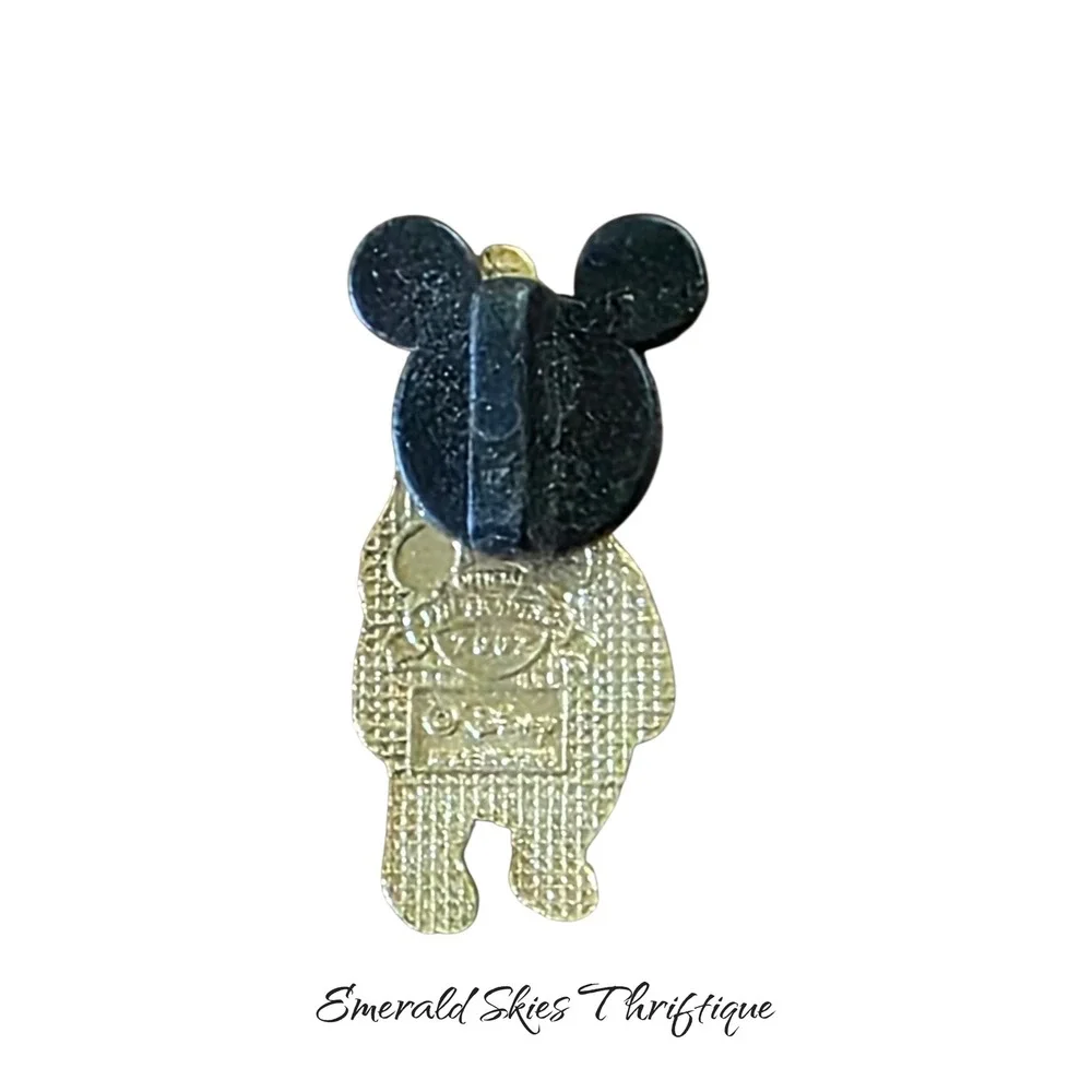 Winnie the Pooh - Standing - Facing Left Disney trading Pin free ship